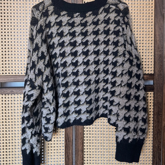 Tan and Black Max Studio Chunky Cropped Houndstooth Sweater (L) - Picture 4 of 4